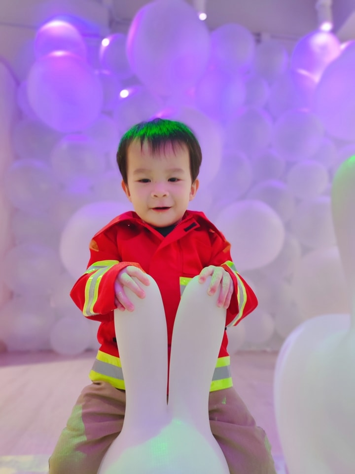 弟弟則扮演消防員!