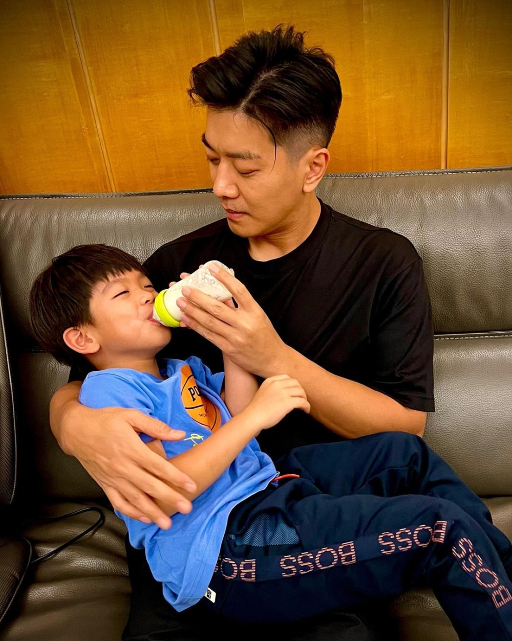 黎諾懿不時分享與兩子的互動