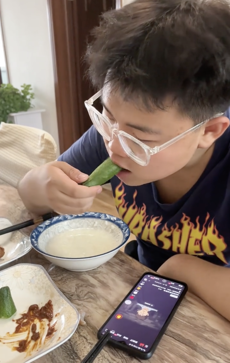 兒子明顯不習慣，吃得唉聲嘆氣。