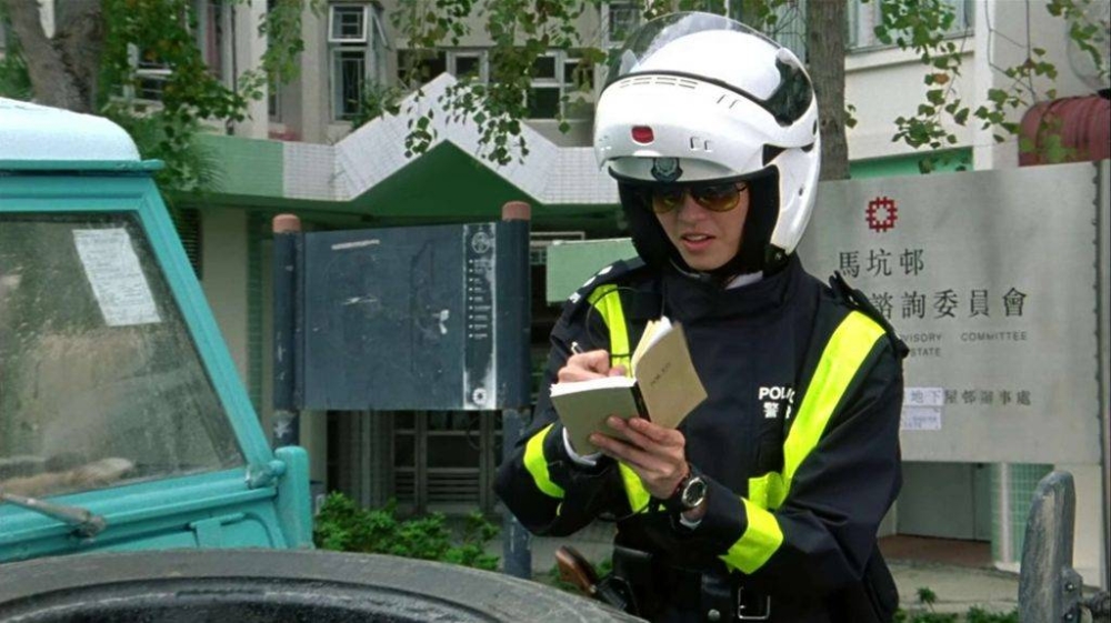 原來父親為了不讓警察抄牌,竟獨留女兒在街上不顧而去