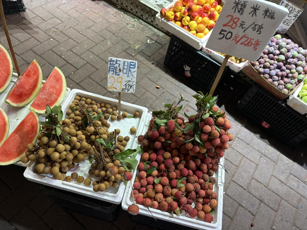 事主到中匯街一間生果舖買了1磅荔枝及1磅龍眼，價錢牌上所寫分別為每磅28元及29元。