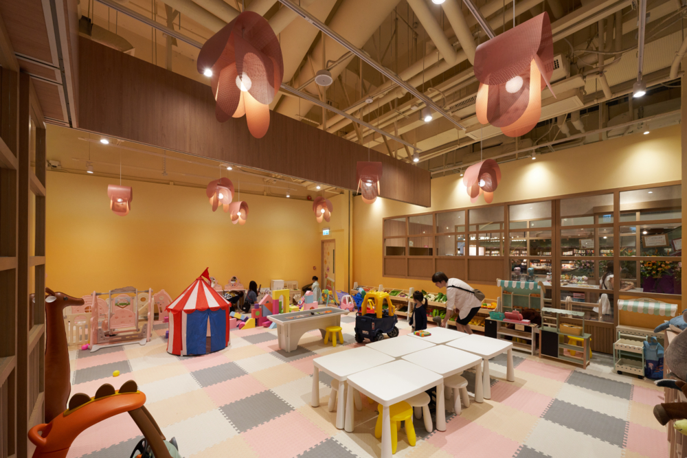 遊玩區提供不同種類的玩具及書籍。