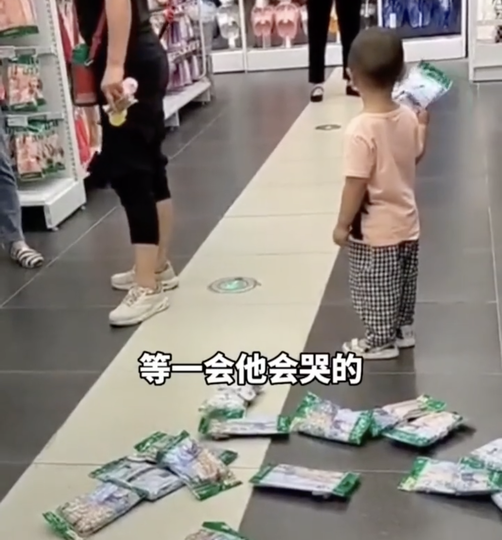 媽媽表示等孩子玩夠了,她會收拾,不然孩子會哭。