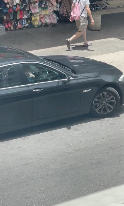 男童以手拍向車窗，似乎想出車門。