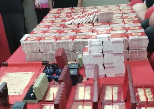 準新郎將聘金和聘禮整齊地鋪放在桌上