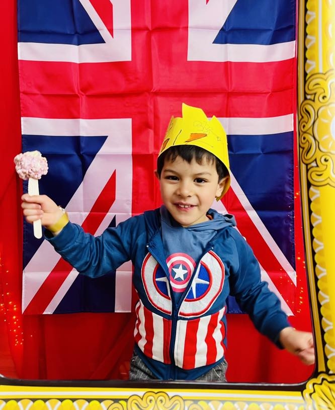 兒子過去拍照習慣瞇一隻眼。