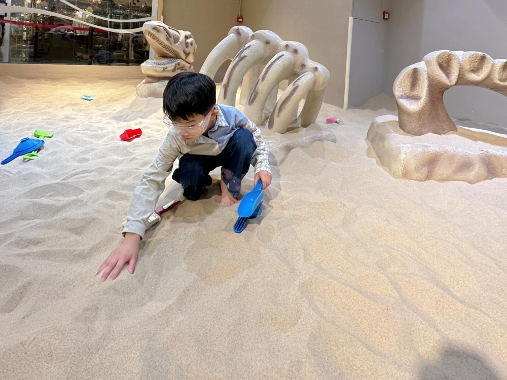 沙池讓小朋友玩得不亦樂乎。