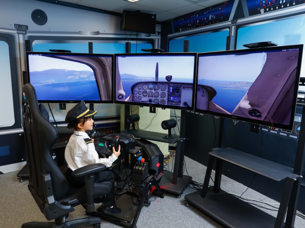 「飛凡小機師訓練營」提供飛行學堂，讓小朋友學習航空知識。