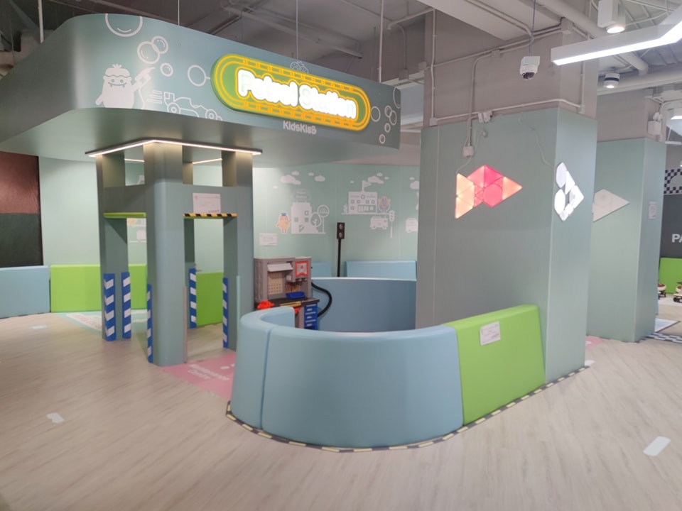 賽車區,賽道中途有模擬加油站及維修站。