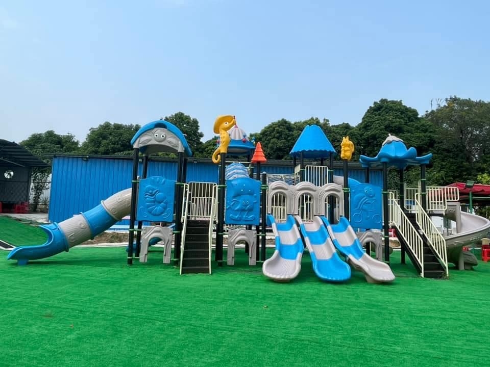 兒童遊樂場設有許多玩樂設施。