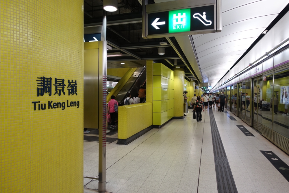 本地的車站、路牌皆是中英對照,加上三語廣播,有助孩子多接觸英文