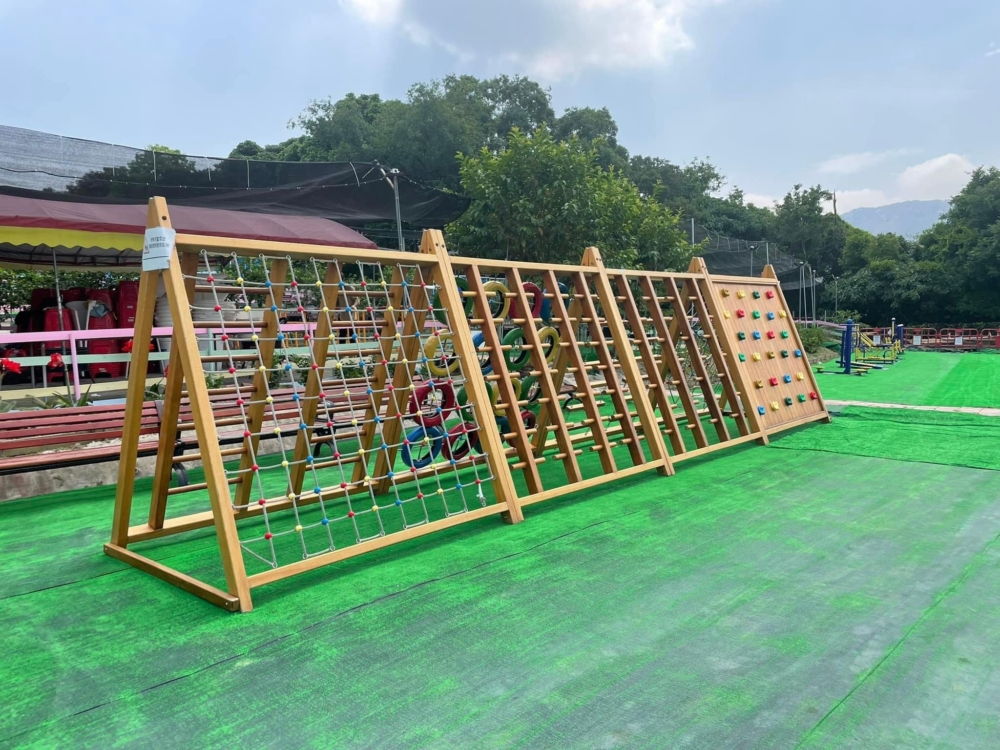 兒童遊樂場設有攀爬架。