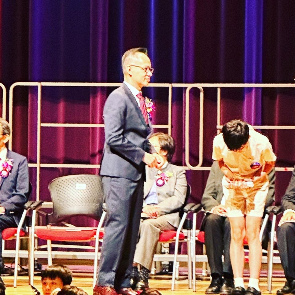 穿上校服的模樣非常端正。