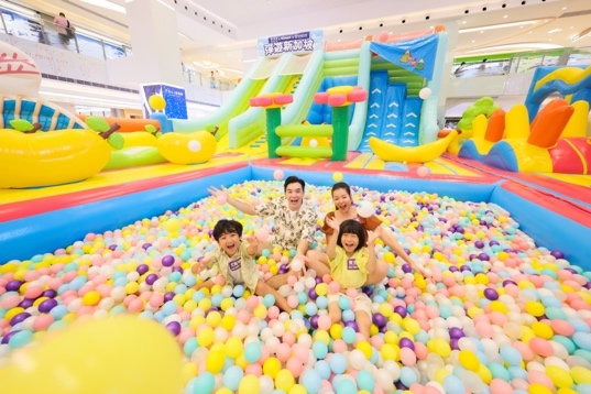 現場有大型波波池。