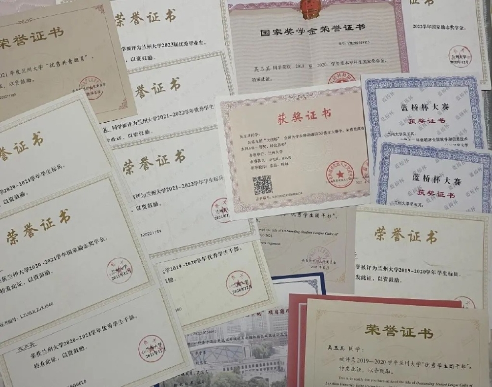 吳同學從小就非常用功讀書,各種獎狀成為努力的證明。