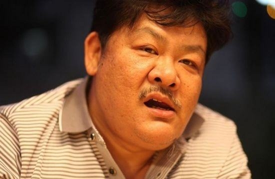 電梯內一位放狗的大叔大聲指責該名媽媽。