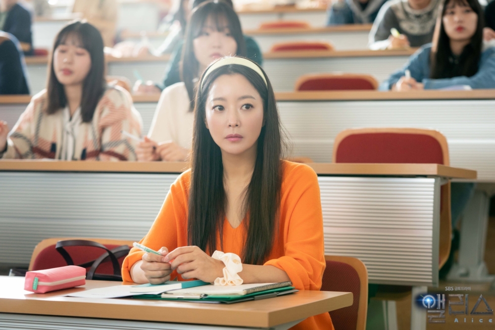 女大學生指身邊的同學都有豐富的經歷、才藝及旅行紀錄，令她感到自卑。