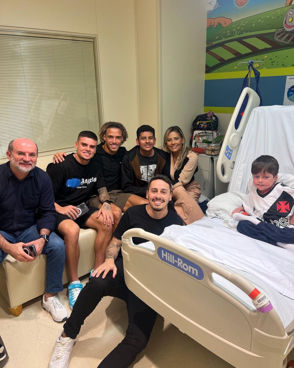 Guilherme喜歡的足球隊親子探望他。