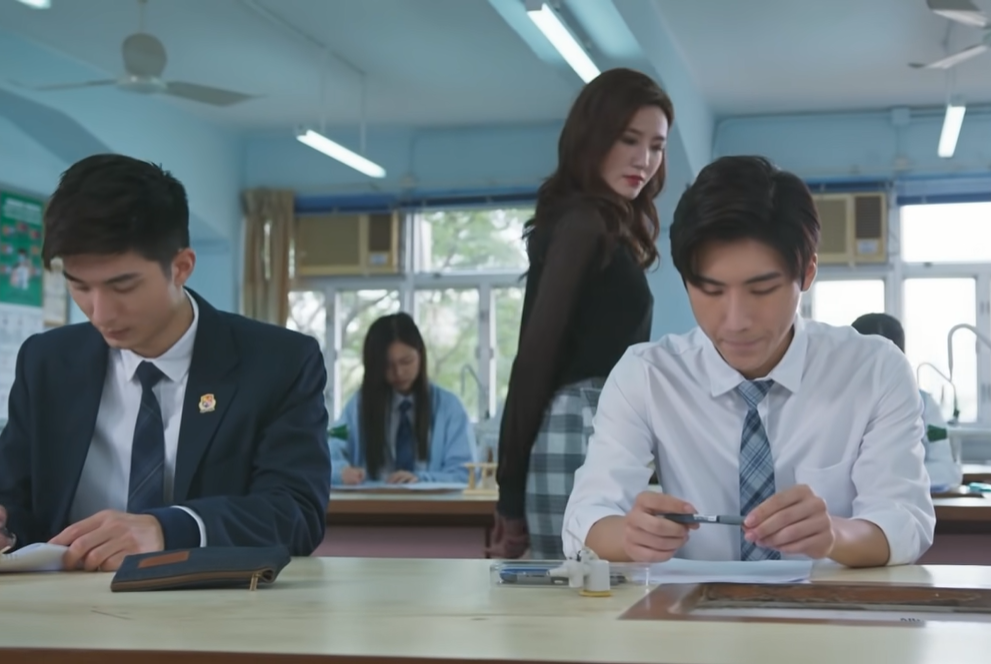 事主無論在學業、身高等各方面都不及哥哥