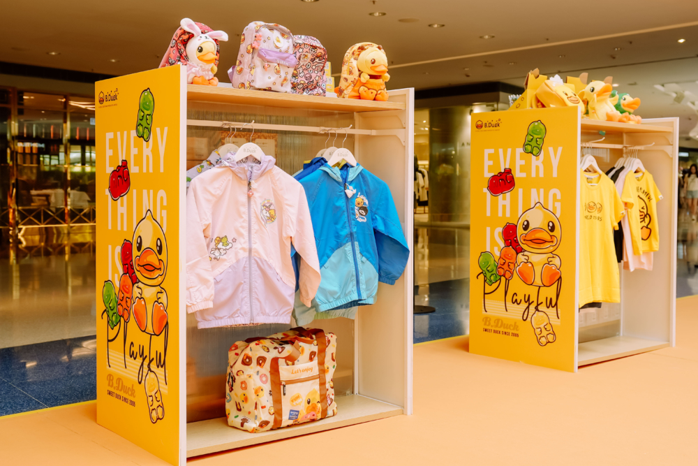 現場還有期間限定店，設有10多款不同設計的B.Duck T-shirt、便攜式可摺疊環保袋及B.Duck便條紙等。