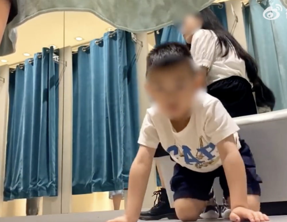 一名男童被指控在試身室偷窺。