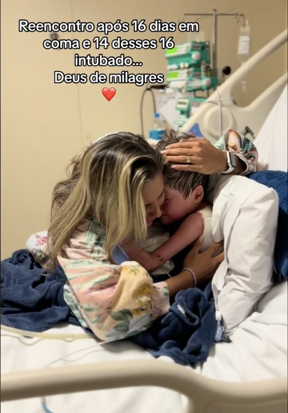 媽媽小心地擁抱兒子。