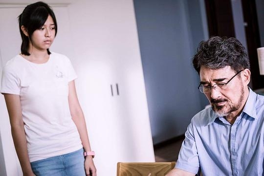 中學生有個控制狂爸爸，已經快要無法忍受。