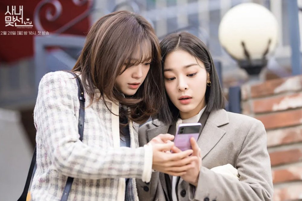 事主早前與朋友及男友一起到居酒屋吃飯喝酒時，被爆股票收入。