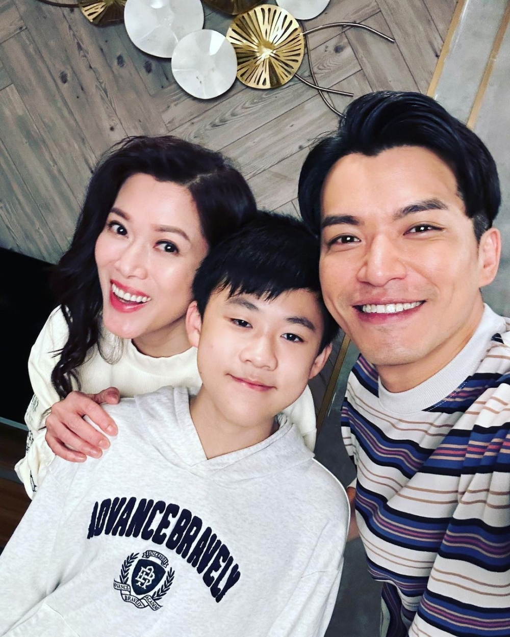 Philip仔和劇中的「爸爸媽媽」送水輝（許家傑飾）及大小姐（林淑敏飾）。