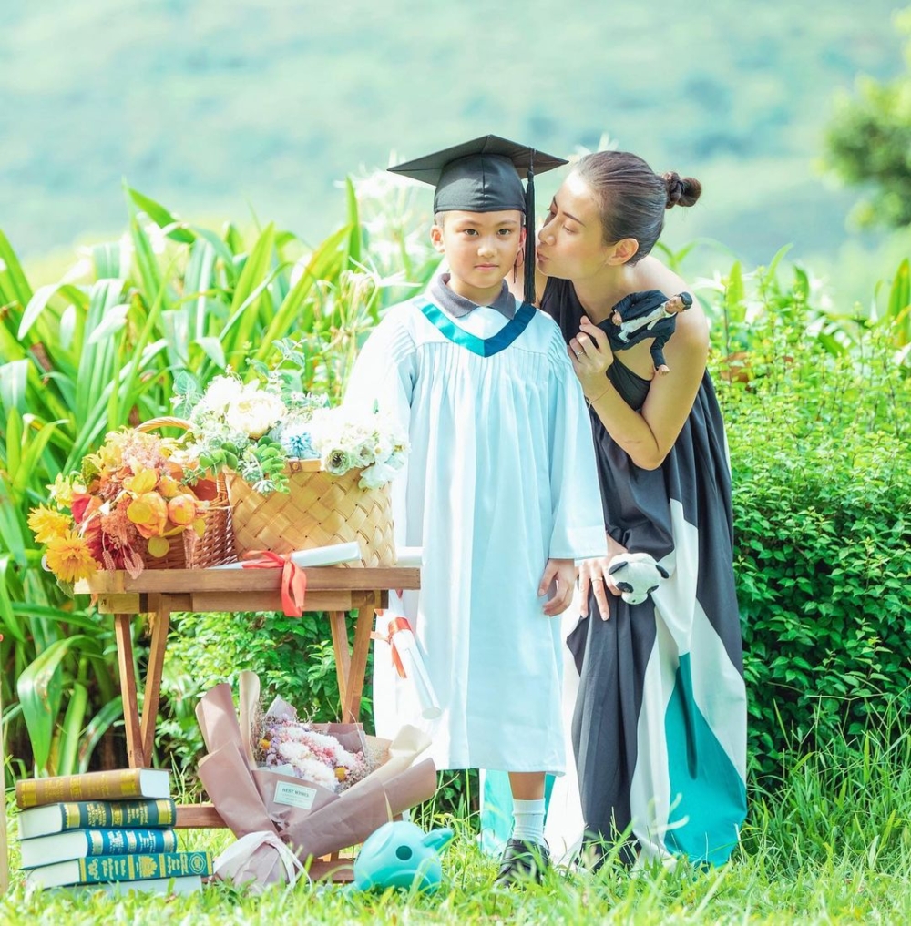 黃依汶婚後將重心放於家庭,專心教仔。