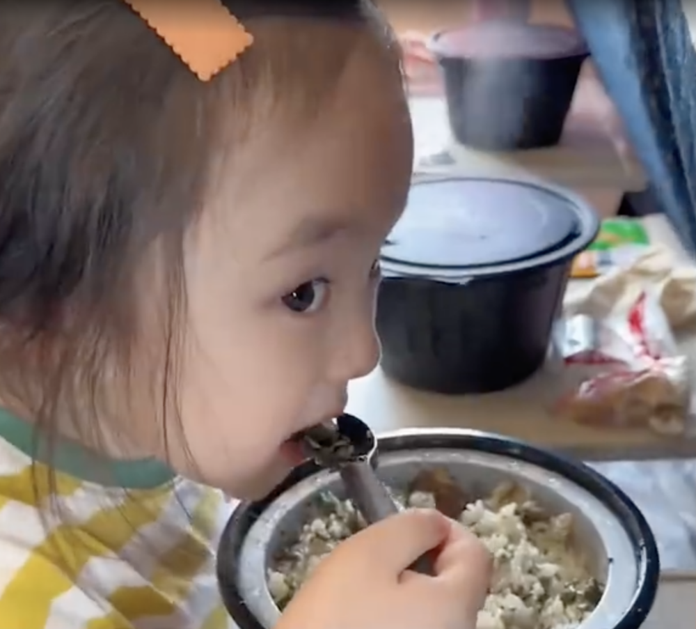在旅程中，女童自己吃飯、看書，累了便睡