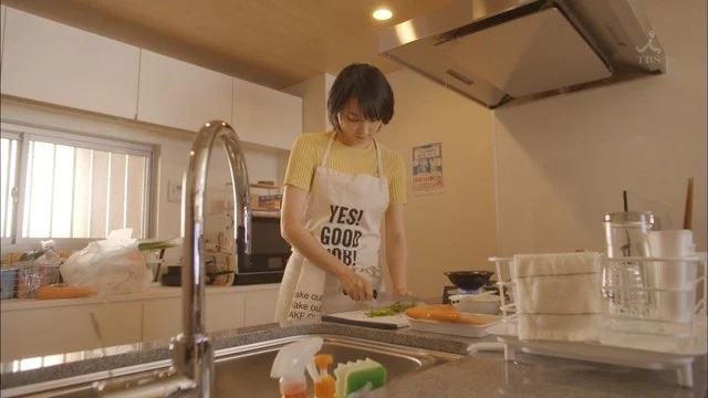 港媽指曾發現外傭將小朋友用的餐具放於切生肉的砧板上。