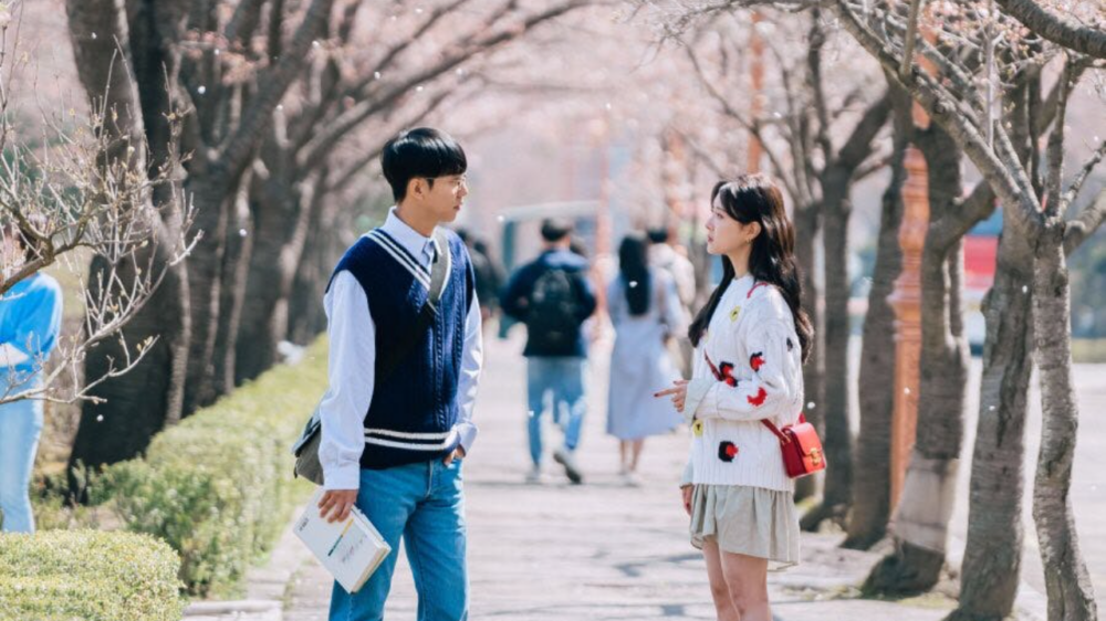 該名女大學生指，看見同學的自我介紹及社交平台的經歷，令她「產生了一股自卑感」。