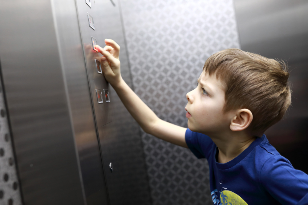 該名媽媽指小孩並沒有「禁（撳）曬全棟大廈號碼」，並斥責發帖網民。