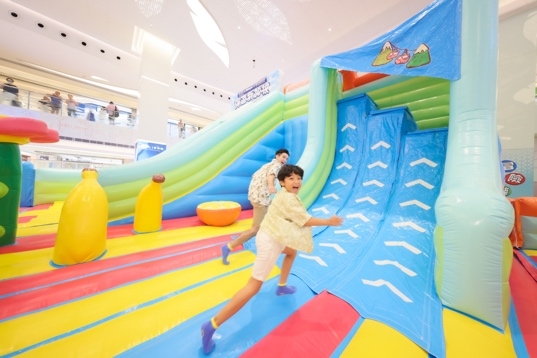 近日不少商場開設了充氣裝置，能夠涼冷氣之餘，大人小朋友也能一同遊玩。