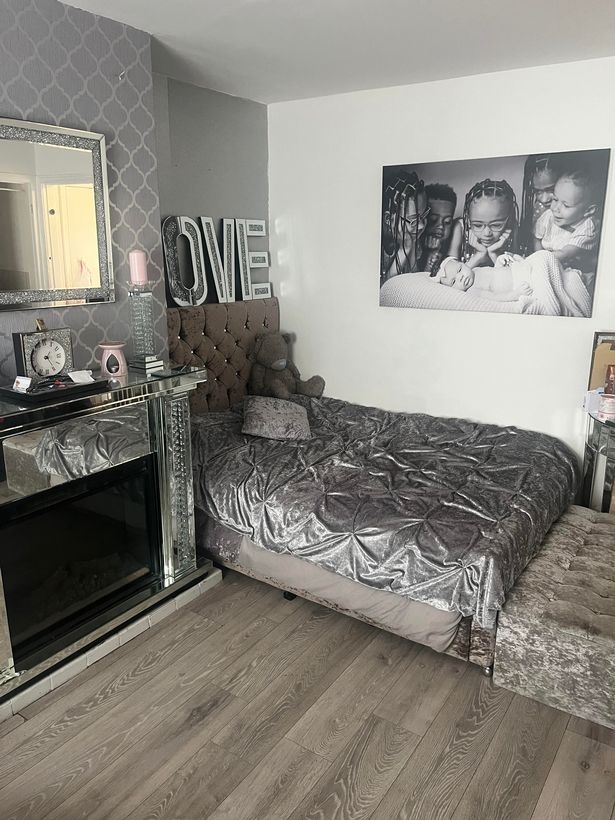 如今媽媽將床搬到客廳，客房讓給孩子們。