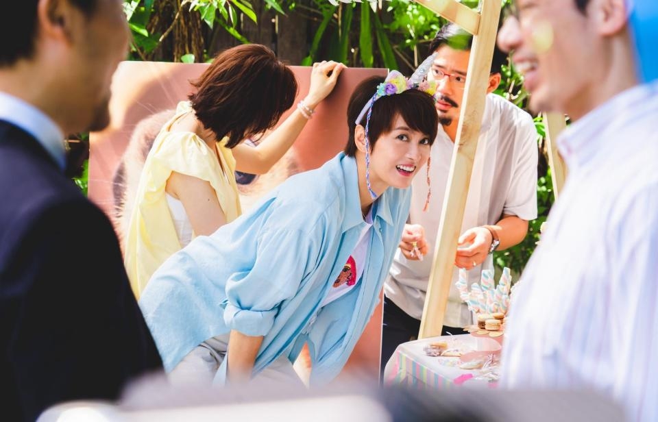 人夫描述第一次見到太太時:「覺得她很漂亮,也沒有塑膠味」。