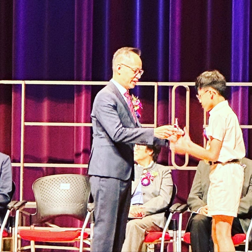 Philip仔因學業問題選擇退出劇組，近日他正式小學畢業。