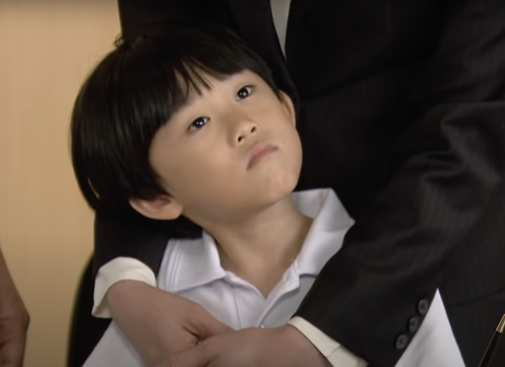 男童亂碰餐廳內的東西，還試圖打開雪櫃，因此被老闆制止。