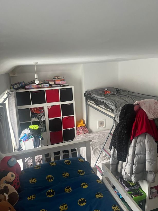 孩子的房間是主人房，不過因為擺放了兩張雙層床而變得擁擠。