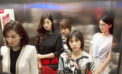 樓主表示，其他人「好似好不爽但可能驚影響到鄰舍關係而唔敢出聲，有個唔出聲直接出電梯」。