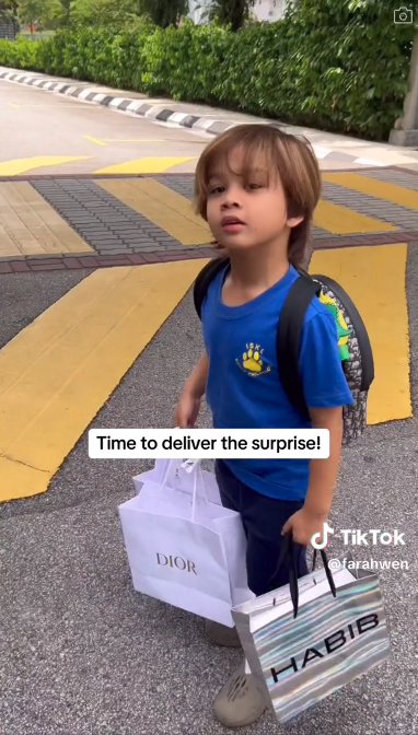 Ali手提3個名牌紙袋。