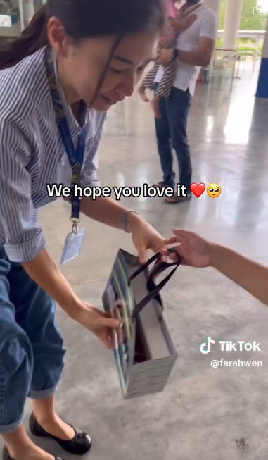 Ali為老師送上驚喜禮物。