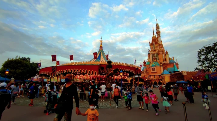 港媽指樂園有太多人,影響到照片的質素。