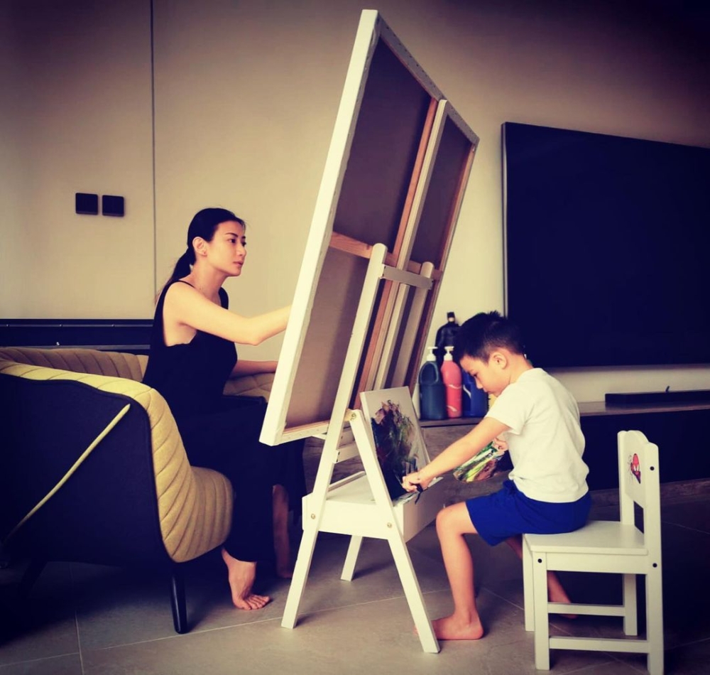 黃依汶經常陪仔仔活動,如畫畫、做運動、參加劍擊比賽等。