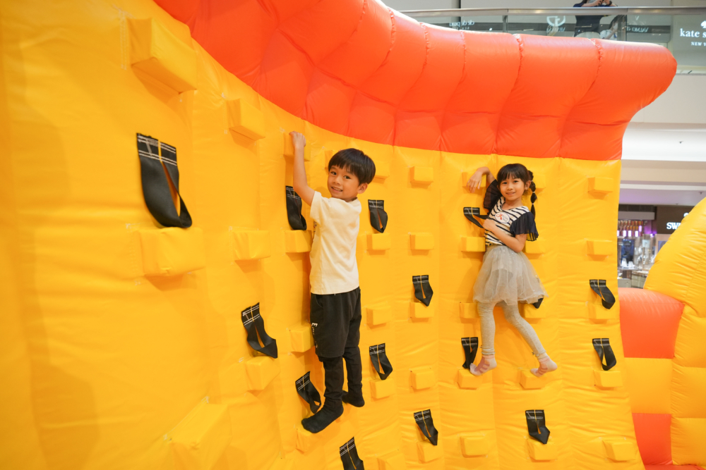 B.Duck充氣城堡設置了一系列障礙物。