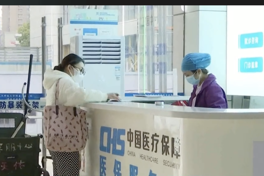 內地不少年輕人都加入「陪診師」行列。