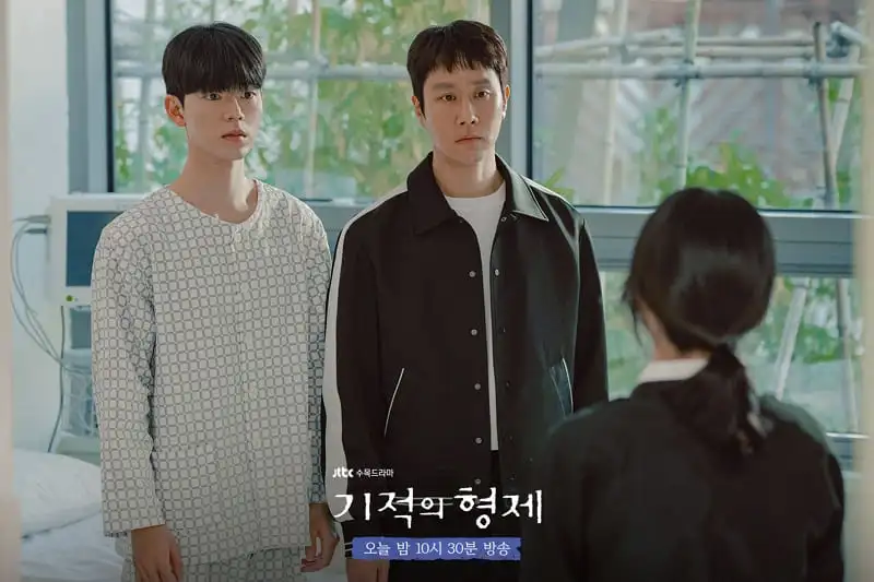 一位76歲婆婆帶兩個孫子到相親中心，找另一半。