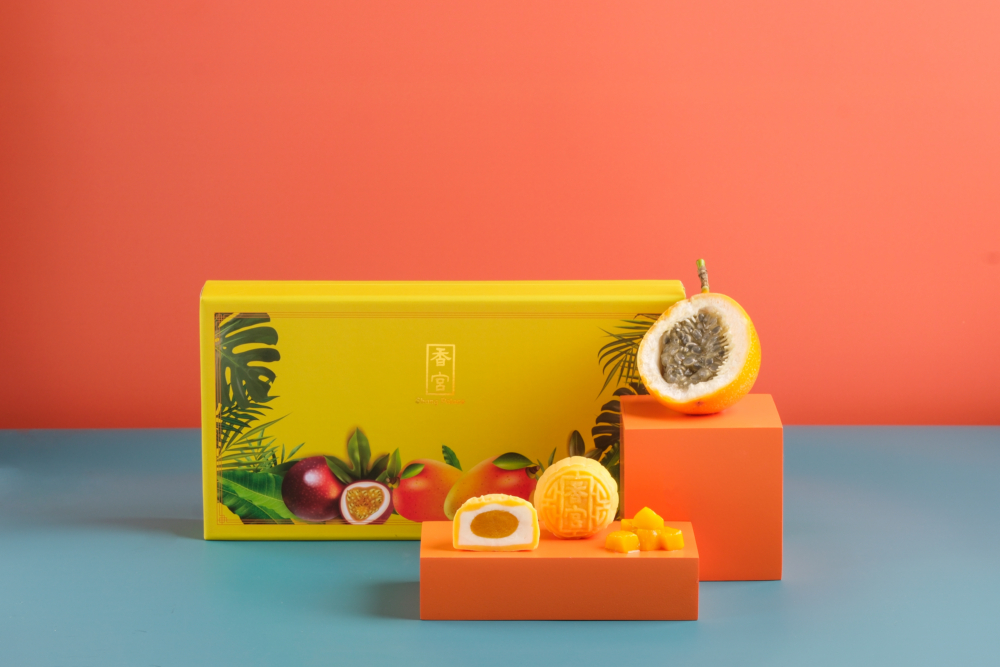 九龍香格里拉其中一款中秋新品「香宮芒果芝士熱情果冰皮月餅」。