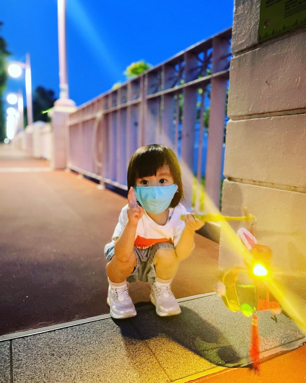 囡囡帶了燈籠。